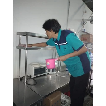 General Cleaning bersihkan meja ruang produksi di Wonderfood indonesia