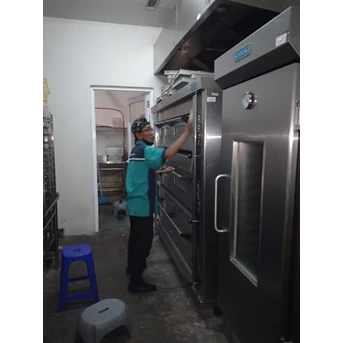 General Cleaning bersihkan oven ruang produksi di Wonderfood indonesia