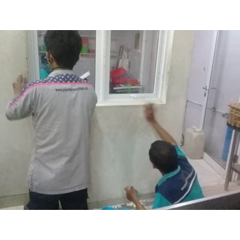 General Cleaning bersihkan dinding dapur di Roji Ramen Serpong