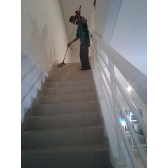 General Cleaning mopping tangga lantai satu di Roji Ramen Serpong