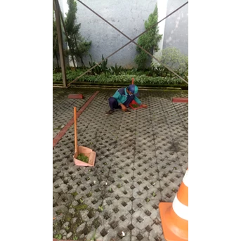 Perawatan taman bersihkan gulma taman di Asuransi Bintang 05/12/2022