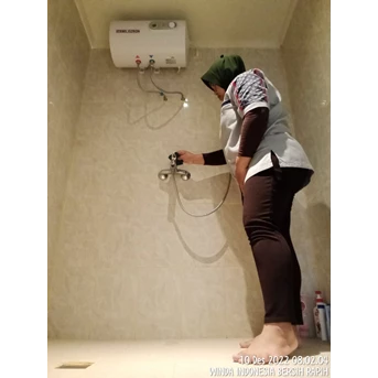 Office Boy/Girl Membersihkan gagang shower di VIBE YOGA 10/12/22