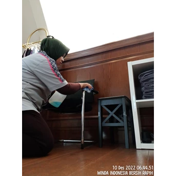 Office Boy/Girl Membersihkan bangku ruang admin di VIBE YOGA 10/12/22