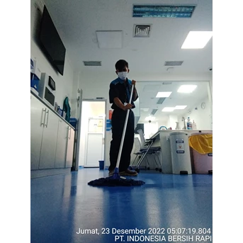 office boy/girl mopping lantai ruang lab 23 desember 2022