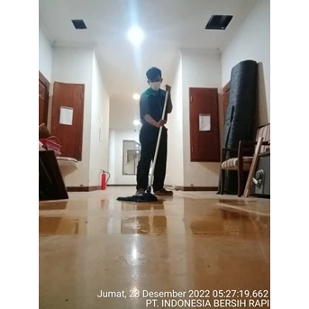 Office Boy/Girl mopping koridor lantai dua 23 desember 2022