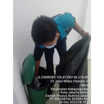 Office Boy/Girl mengumpulkan sampah area pantry 29/12/2022