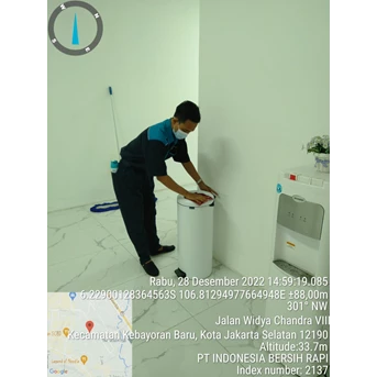 Office Boy/Girl dusting tempat sampah koridor lantai tiga 29/12/2022