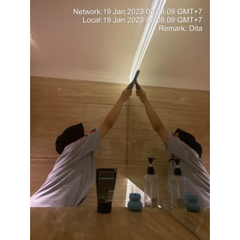 office boy/girl membersihkan kaca toile di vibe yoga studio 19/1/23