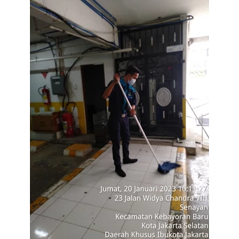 office boy/girl mopping lantai area parkir 20 januari 2023