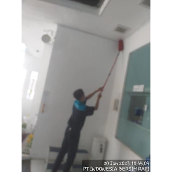 Office Boy/Girl bersihkan sarang laba-2 koridor lantai tiga 20/01/23