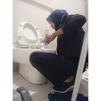 Office Boy/Girl bersihkan toilet pria vip di SADHU VASWAN 23/1/2023