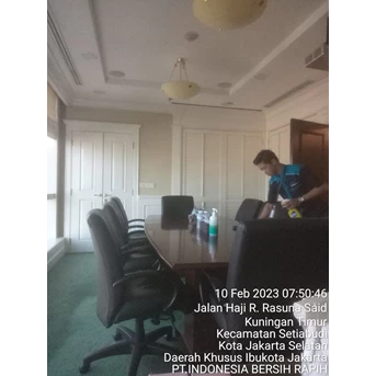 office boy/girl dusting meja presentasi pt revealium barakah 10/2/2023