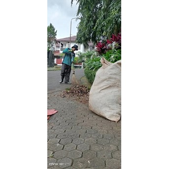 Perawatan taman membersihkan daun kering di perumahan Cinere 03/03/23