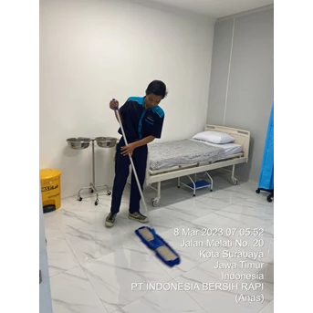Office Boy/Girl sweeping ruangan periksa di Fash Lab surabaya 7/3/2023