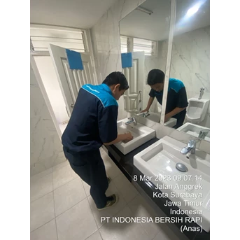 Office Boy/Girl bersihkan wastafel pria di Fash Lab surabaya 7/03/23