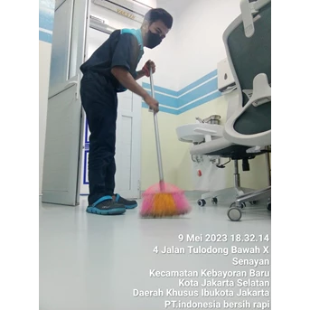 Office Boy/Girl Swepping lantai ruang vaksin di Fash Lab 10/05/23