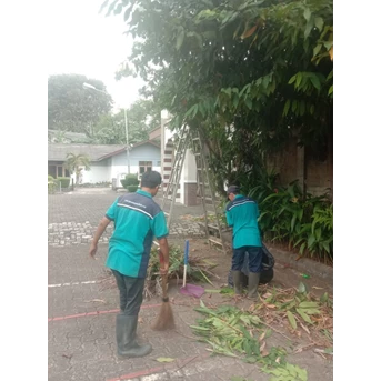 perawatan taman membersihkan sampah daun di asuransi bintang 17/05/23