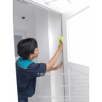 office boy/girl dusting list pintu koridor di klinik surabaya 22/5/23
