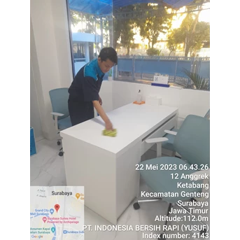 Office Boy/Girl dusting meja ruang tindakan di Klinik sby 22/5/2023