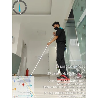 Office Boy/Girl mopping lounge lantai empat di Fash Lab 23/05/2023