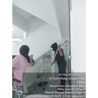 Office Boy/Girl mopping ruang admin di Fash Lab 23/05/2023