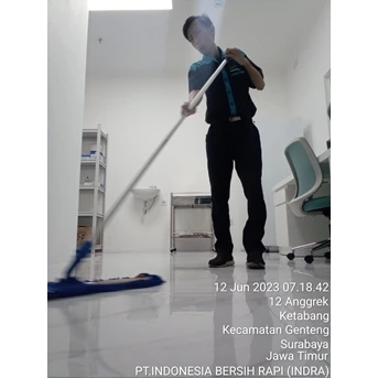 Office Boy/Girl sweeping ruang farmasi di Klinik surabaya 12/06/2023