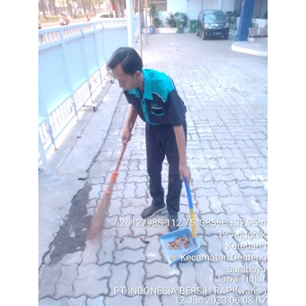 office boy/girl sweping halaman di klinik surabaya 12/06/2023