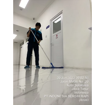 Office Boy/Girl Swiping lorong koridor di Klinik surabaya 21/06/2023