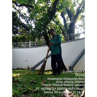 Perawatan taman Bersihkan sampah daun di Kedutaan Ceko 25/06/2023