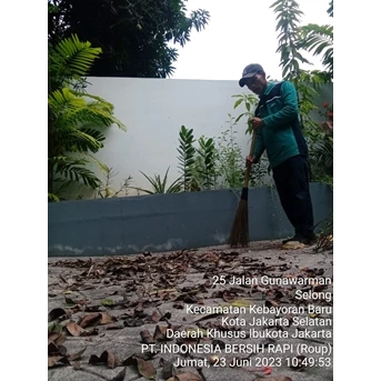 Perawatan taman sweeping sampah daun di Kedutaan Ceko 26/06/2023