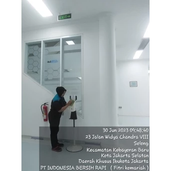 Office Boy/Girl Dusting hand sanitaizer area lab di Fash Lab 01/7/2023