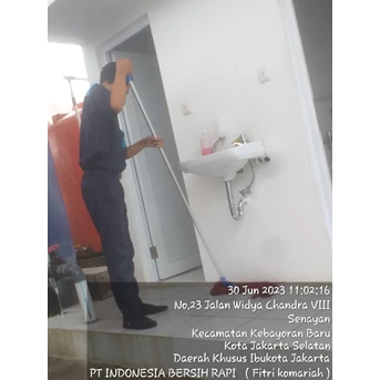 Office Boy/Girl Mopping depan toilet lantai 4 di Fash Lab 01/7/2023