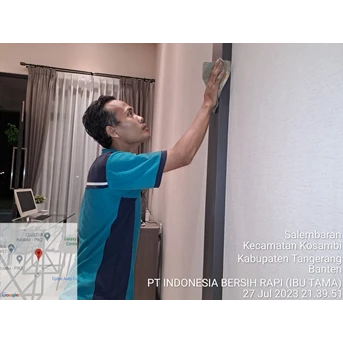 general cleaning bersihkan pintu kamar di simprug residence 29/07/2023