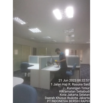 office boy/girl dusting meja ruangan karyawan pt revealium 02/11/2023