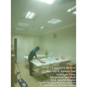 Office Boy/Girl membersihkan ruangan Pentry PT REVEALIUM 02/11/2023