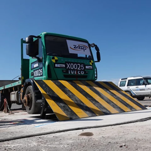 Road Blocker Suprema Menahan Tabrakan Truk 7500kg speed 80km