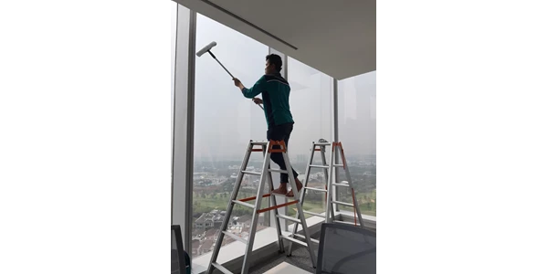 general cleaning aktivitas membersihkan kaca di gedung