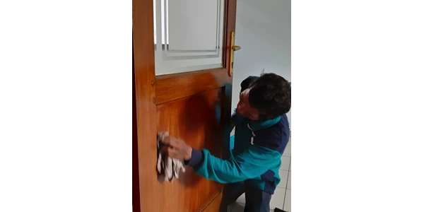 general cleaning aktivitas membersihkan debu di pintu