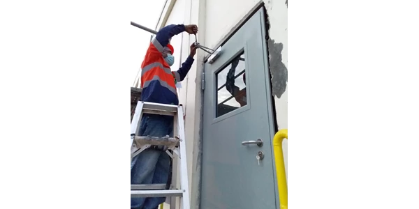 pemasangan pintu fire door - jasa pengecatan pintu fire door-1