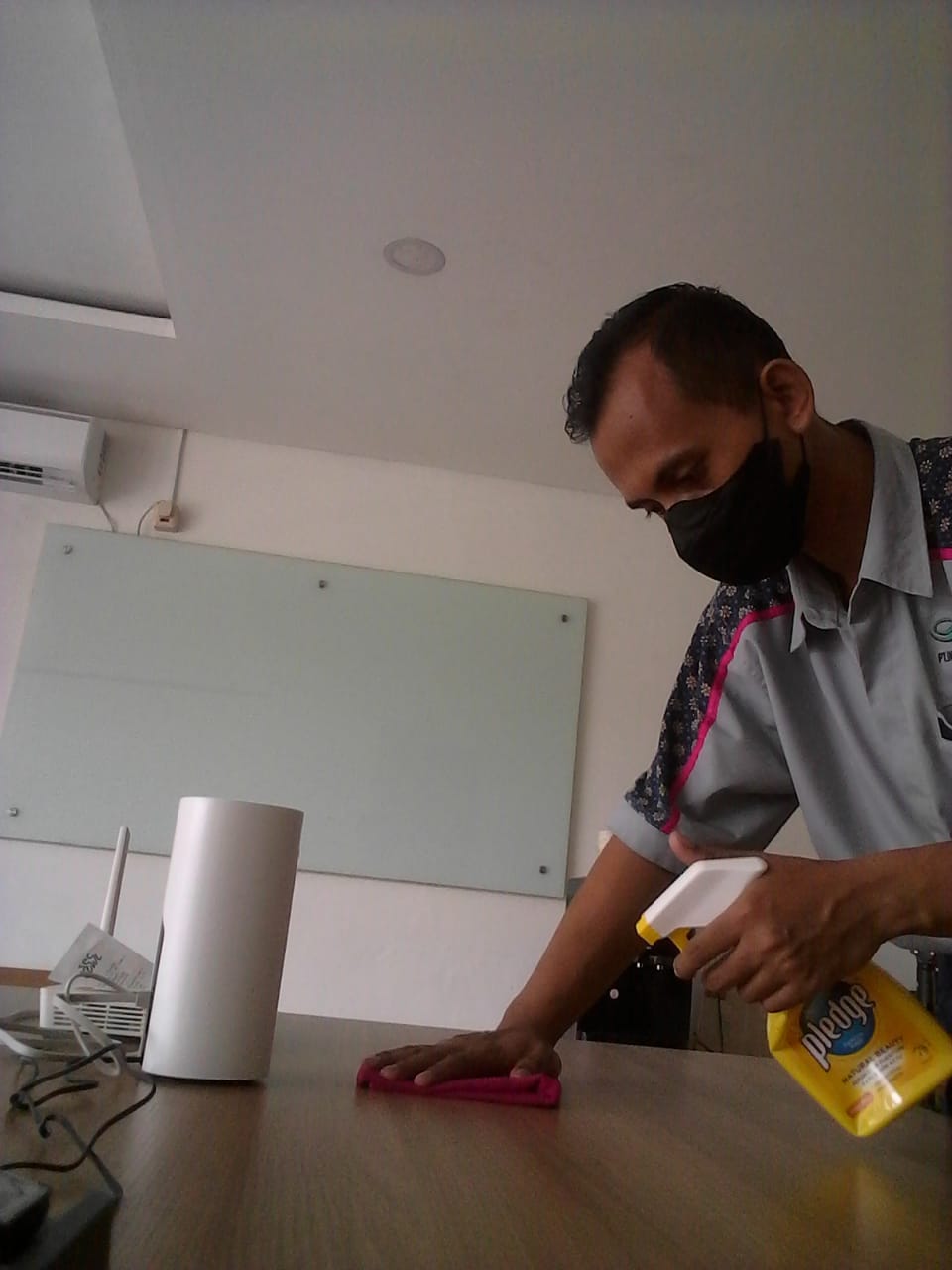 Jual Office Boy/Girl dusting meja ruangan office di BELINSKY 23/11/2023 ...